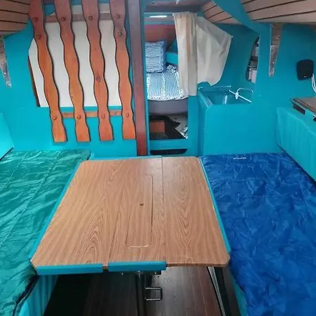 Sur Un Bateau 船上ホテル アグド