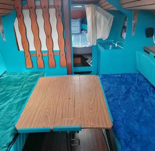 Sur Un Bateau 보트호텔 아그